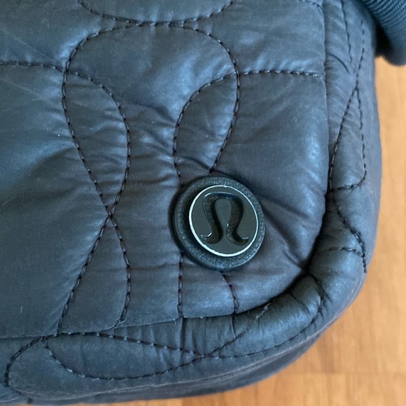❤️ Lululemon Quilted Embrace Crossbody Bag Black - Picture 5 of 10